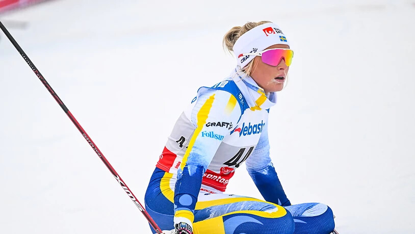 Frida Karlsson sitzt entkräftet im Schnee. (Archivbild)