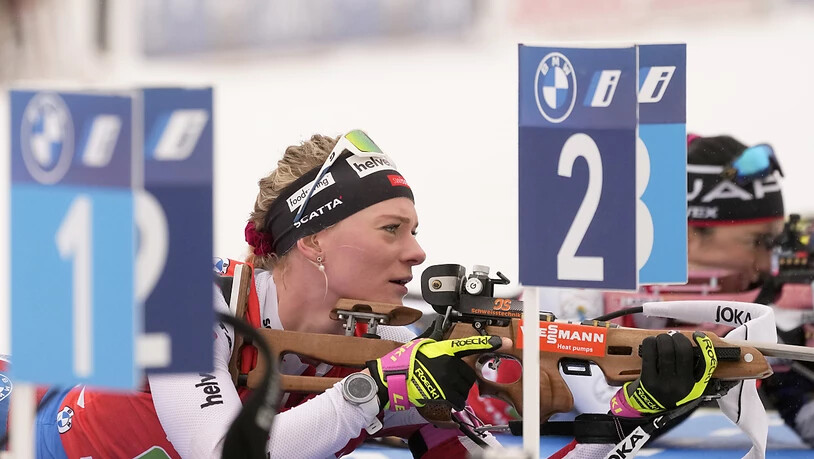Amy Baserga mit prüfendem Blick zu den Windfähnchen.