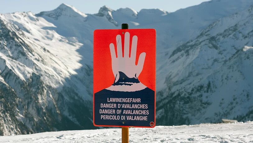 ARCHIV - Ein Schild warnt in einem Skigebiet vor Lawinengefahr. Foto: Frank Rumpenhorst/dpa