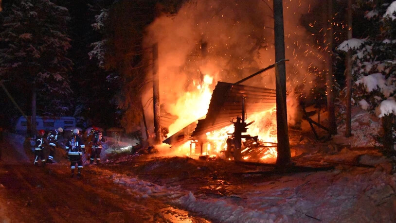 Holzlager in Vollbrand: Ein Feuer verursachte einen Sachschaden von mehreren Zehntausend Franken.