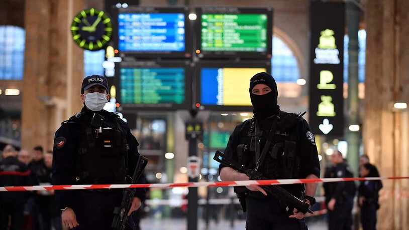 Französische Polizisten in einem abgesperrten Bereich des Pariser Bahnhofs Gare du Nord. Foto: Julien De Rosa/AFP/dpa