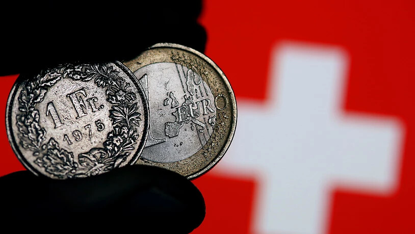 Kosten wieder gleich viel: Der Schweizer Franken und der Euro. Dies, nachdem der Euro monatelang weniger als 1,00 Franken Wert gewesen war. (Symbolbild)