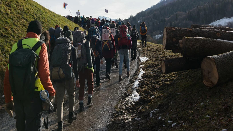 Von Küblis nach Davos: Laut Mitteilung sind am ersten Tag rund 300 Menschen bei der Wanderung dabei.