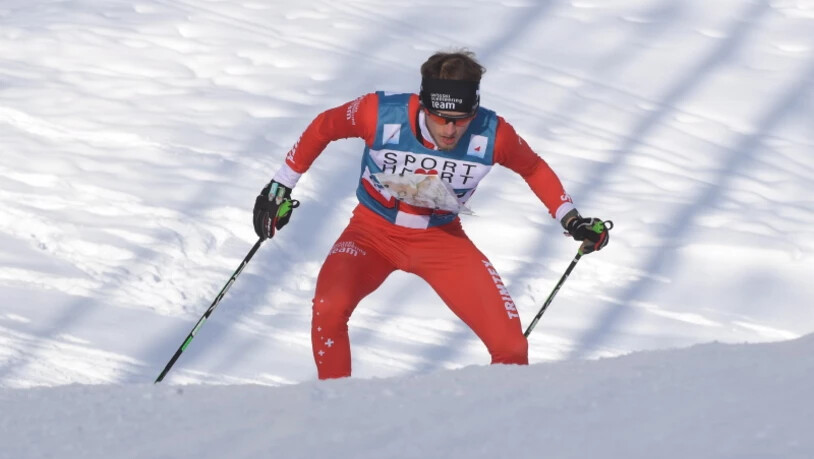 Ski-OL: Ein Athlet kämpft sich den Hang hinauf.