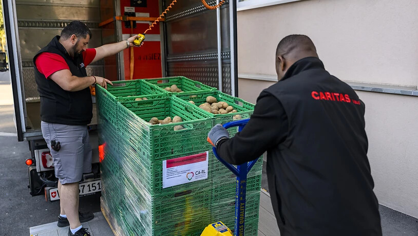 Caritas-Angestellte in der Waadt nehmen Lebensmittel in Empfang. (Archivbild)
