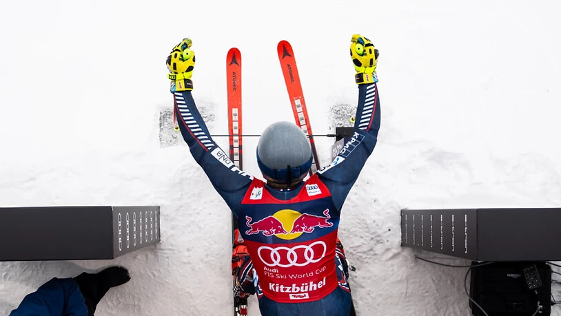 Da ist die Hand noch ganz: Aleksander Kilde schiesst in Kitzbühel aus dem Starthaus.