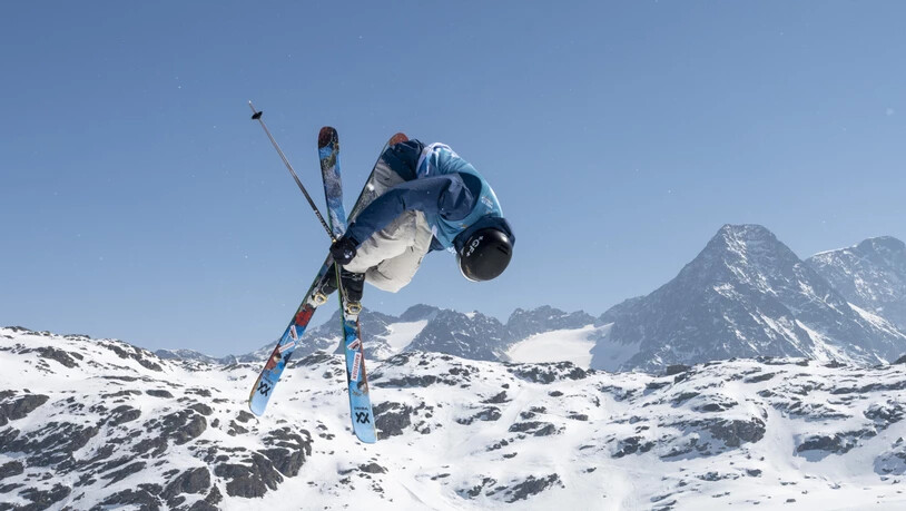 Andri Ragettli scheint über den Bündner Gipfeln zu schweben - am Laax Open tritt er vor seiner Haustür an