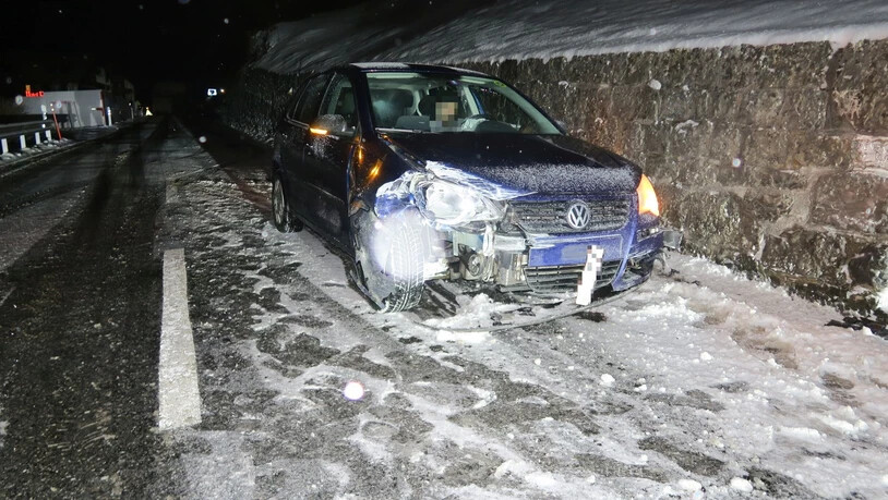 Rutschige Sache: Aufgrund der schneebedeckten Strasse brach das Heck des Unfallautos aus. 