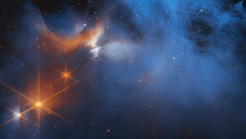 Dieses Bild des James-Webb-Weltraumteleskops zeigt die zentrale Region der dunklen Molekülwolke Chameleon I. Die Lichter der zahlreichen Hintergrundsterne sind als orangefarbene Punkte hinter der Wolke zu erkennen.