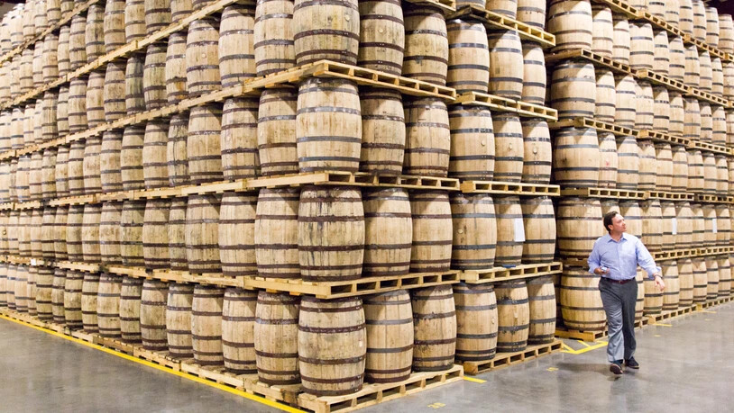 Ein Diageo-Mitarbeiter in einer Lagerhalle mit Whiskeyfässern des Destillerie-Konzerns in den USA. (Symbolbild)