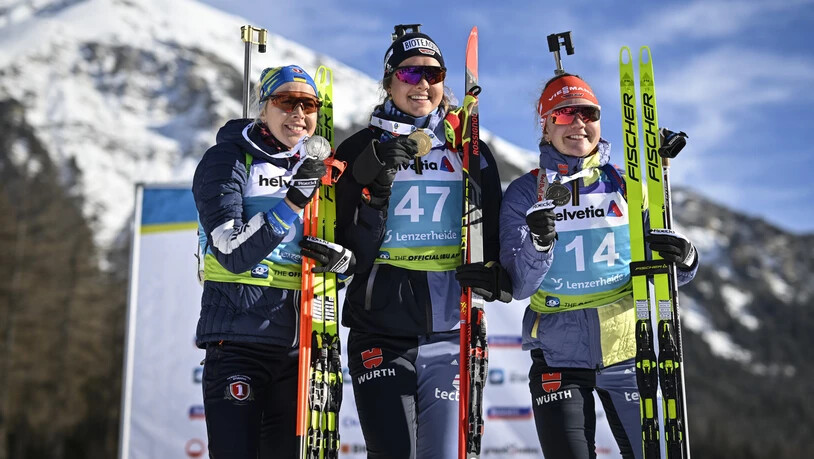 Strahlen um die Wette: Das Podium der Frauen mit der zweitplatzierten Ukrainerin Yuliia Dzhima (links), Siegerin Lisa Maria Spark aus Deutschland und der drittplatzierten Landsfrau Selina Grotian.