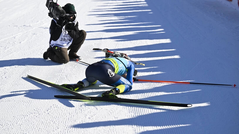 Völlig entkräftet: Die zweitplatzierte Ukrainerin braucht im Ziel einen Moment, um sich zu erholen.