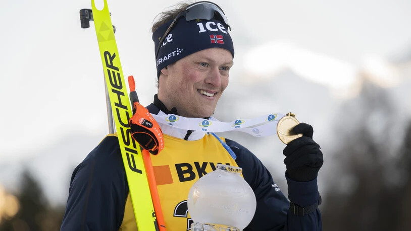 Sieger: Der Norweger Endre Stroemsheim posiert nach den 20-Kilometer-Einzelrennen der Männer mit der Goldmedaille.