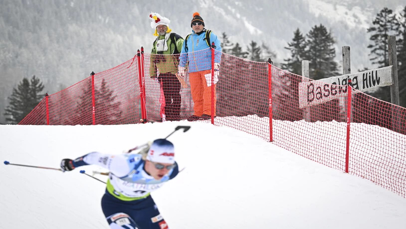 Huhn an der Loipe: Dieser Fan hat einen ganz speziellen Kopfschmuck. 