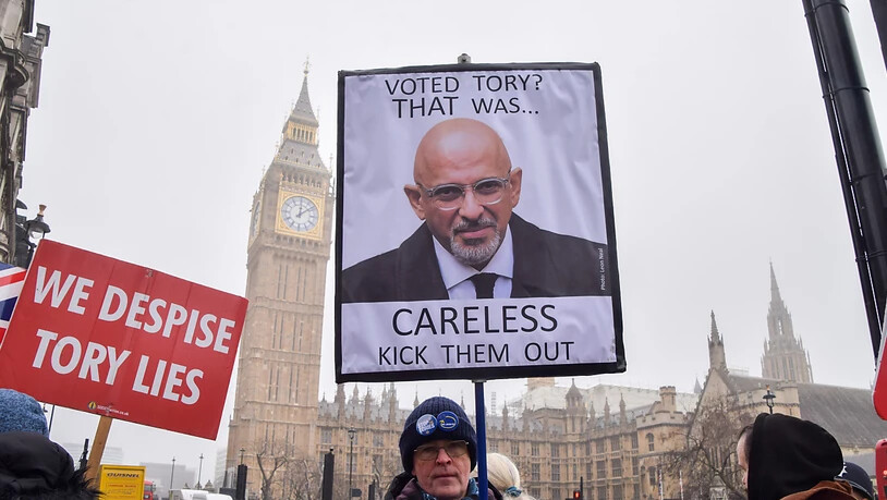 Ein Demonstrant hält ein Plakat während einer Demonstration gegen den Vorsitzenden der Konservativen Partei, Zahawi, vor dem britischen Parlament. Foto: Tayfun Salci/ZUMA Press Wire/dpa