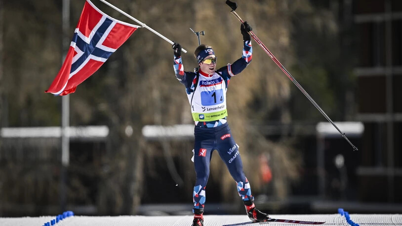 Zieleinlauf des Siegers: Der Norweger Vebjörn Sörum feiert mit der Staffel einen überlegenen EM-Sieg.