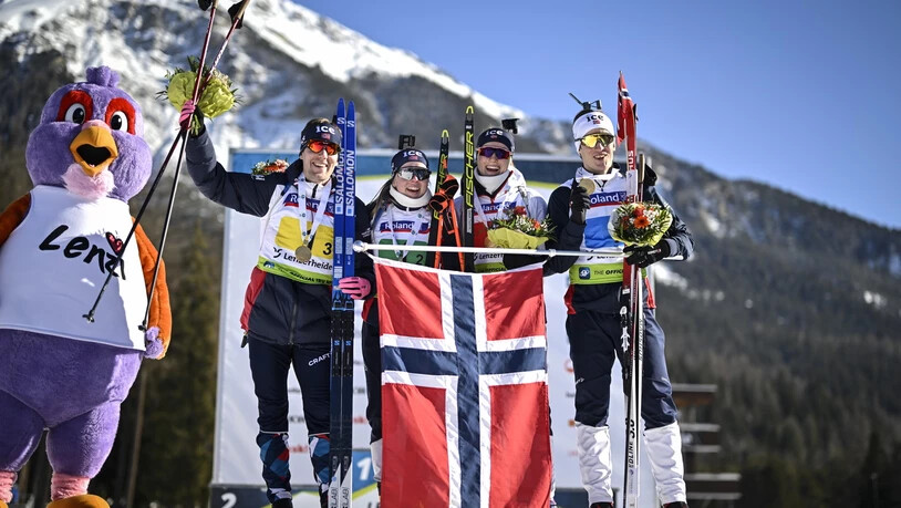 Im Beisein von Maskottchen Lenzi: Die norwegische Biathlonstaffel feiert den EM-Titel in Lenzerheide.