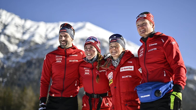 Trotzdem guter Laune: Die Schweizer Biathlonstaffel mit Serafin Wiestner, Lena Häcki-Gross, Lea Meier und Sebastian Stalder (von links).