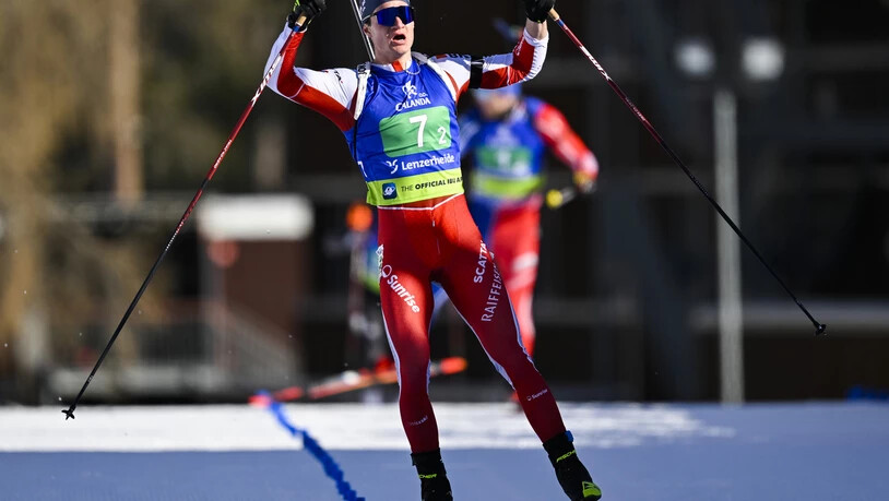 Jubel im Ziel: Mit etwas Abstand läuft Niklas Hartweg ins Ziel ein, reisst die Arme hoch und lässt sich vom Publikum feiern.