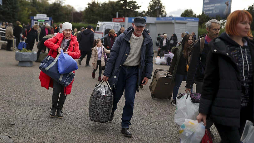 ARCHIV - In den vergangenen Monaten versuchten viele Menschen die Ukraine zu verlassen und dem Krieg zu entkommen. Doch nicht allen ist die Ausreise erlaubt. Foto: ---/AP/dpa