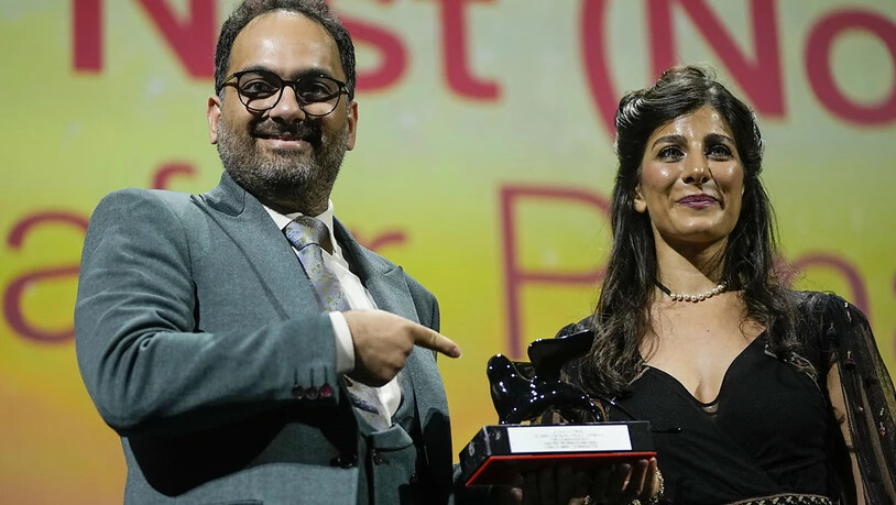 ARCHIV - Reza Heydari (l) und Mina Khosravani nehmen den Spezialpreis der Jury für den inhaftierten iranischen Regisseur Panahi für dessen Film «No Bears» während der Abschlusszeremonie der 79. Ausgabe der Filmfestspiele von Venedig entgegen. Foto:…