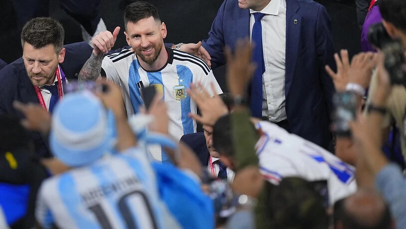 Lionel Messi lässt sich nach dem gewonnenen WM-Final von Fans feiern
