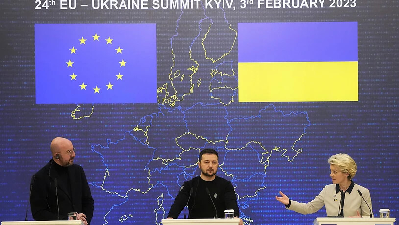 Der Präsident des Europäischen Rates Charles Michel (l-r,der ukrainische Präsident Wolodymyr Selenskyj und Ursula von der Leyen, die Präsidentin der Europäischen Kommission, sprechen auf einer Pressekonferenz nach dem EU-Ukraine-Gipfel. Foto: Efrem…