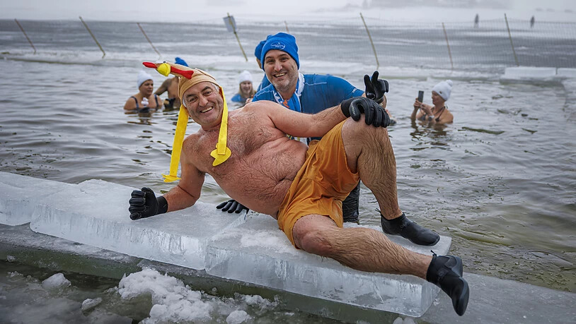 Schwimmer zelebrieren am Kälte-Fest in La Brévine NE die eisigen Temperaturen.