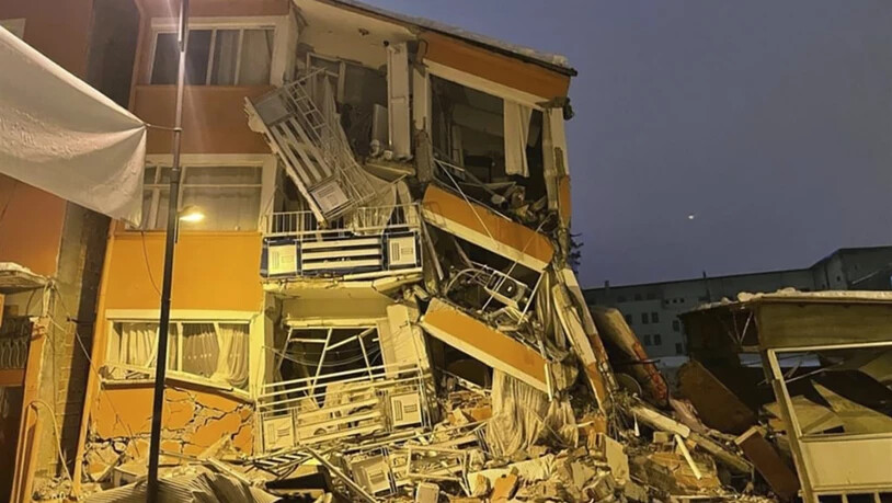 Ein eingestürztes Gebäude ist nach einem Erdbeben in Pazarcik in der südtürkischen Provinz Kahramanmaras zu sehen. Foto: Uncredited/Depo Photos/AP/dpa