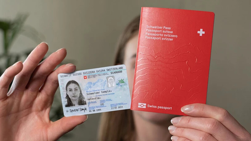 Ab dem 3. März kann die neue ID beantragt werden - im Bild ein Musterexemplar zusammen mit dem ebenfalls neu aufgelegten Pass.
