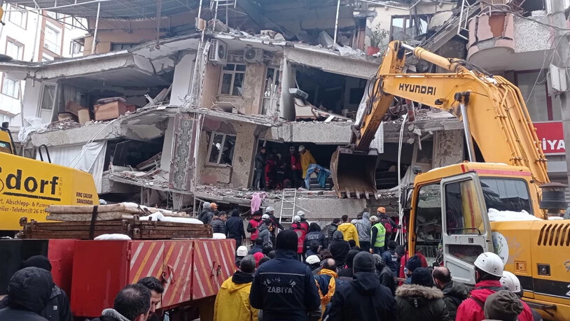 Die Türkei wurde am Montag von zwei schweren Erdbeben erschüttert. Die Suche nach Verwundeten dauert etwa in der Stadt Diyarbakir weiter an.