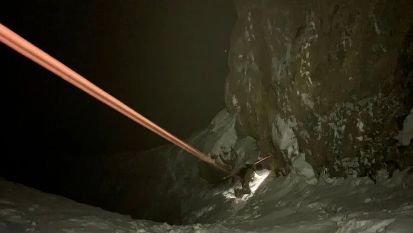 Vier Skitourenfahrer kamen am Sonntag in den Waadtländer Alpen im unwegsamen Gelände nicht mehr weiter. Rund zehn Stunden nach dem Alarm wurden sie von einer Rettungskolonne unversehrt geborgen.