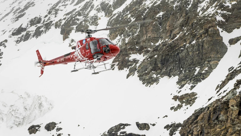 Bei einem Suchflug mit einem Helikopter der Air Zermatt wurde die Leiche des vermissten Mannes in steilem Gelände lokalisiert. (Archivbild)