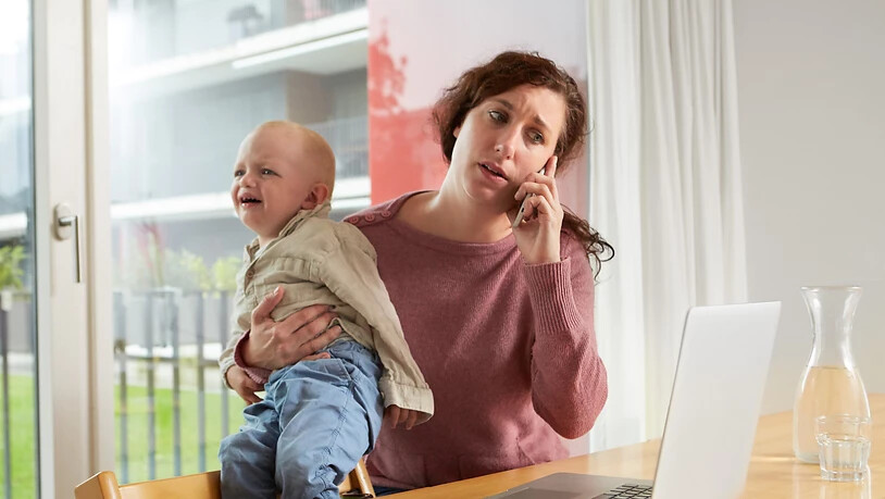Mütter sollten trotz Fachkräftemangel nicht mehr arbeiten, findet laut einer Studie die Mehrheit der Befragten. (Symbolbild)