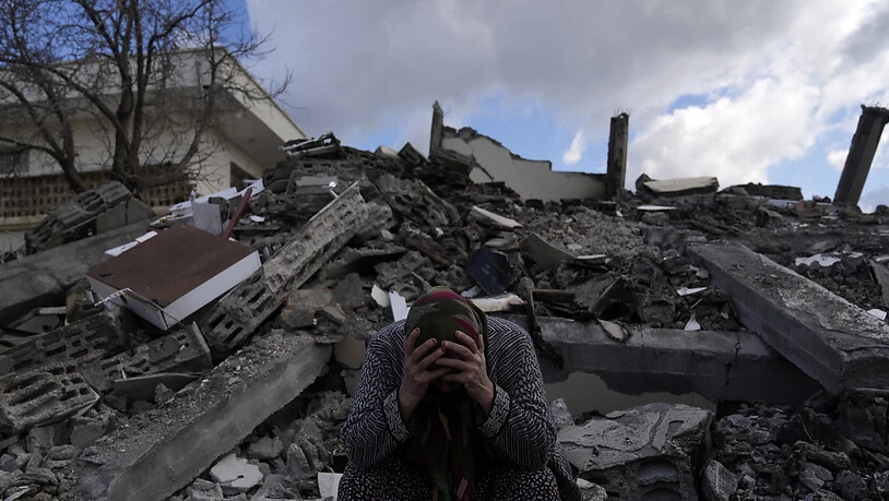Nach Einschätzung der türkischen Regierung sind insgesamt mehr als 13 Millionen Menschen von der Erdbebenkatastrophe betroffen. Foto: Khalil Hamra/AP/dpa