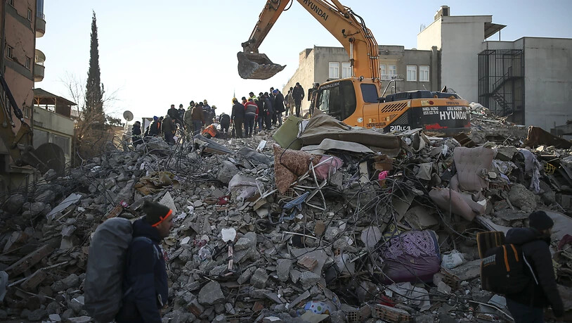 Rettungskräfte suchen unter einem eingestürzten Gebäude in der türkischen Stadt Adiyaman nach Überlebenden. Foto: Emrah Gurel/AP/dpa
