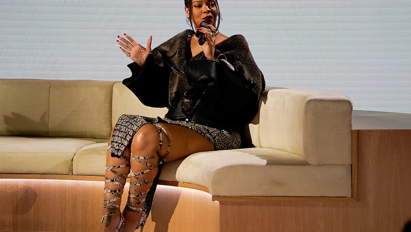 Sängerin Rihanna bei der Halbzeitshow-Pressekonferenz vor dem 57. Super Bowl. Foto: Mike Stewart/AP/dpa