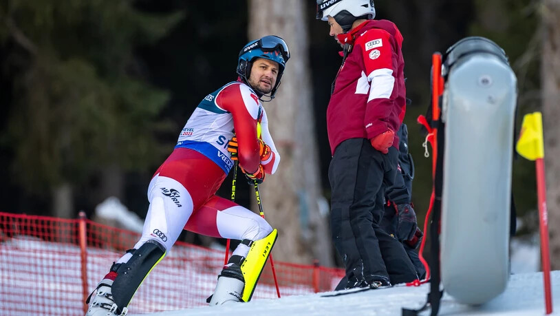 Besprechung: Der österreichische Skirennfahrer wird von einem Betreuer gebrieft.