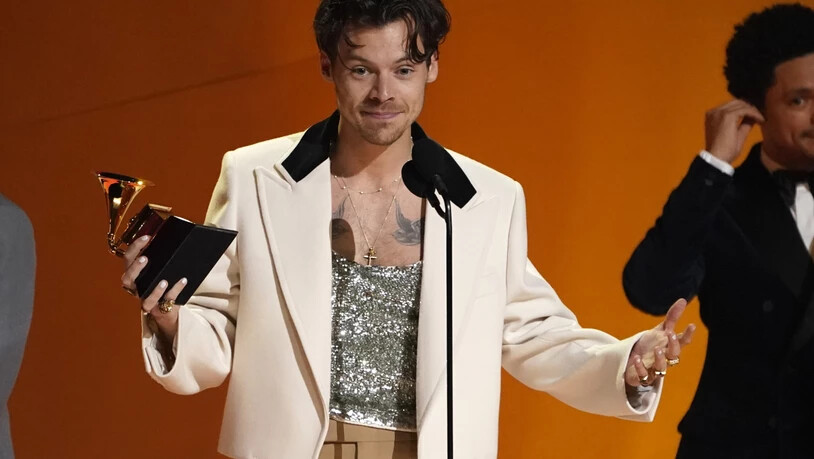 Harry Styles nimmt den Preis für das Album des Jahres für «Harry's House» bei der Verleihung der 65. Grammy Awards entgegen. Foto: Chris Pizzello/Invision/AP/dpa