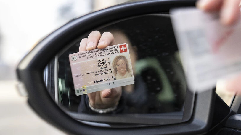 Eine Autolenkerin sass zum vierten Mal trotz Führerausweisentzugs am Steuer. Die Kantonspolizei Freiburg beschlagnahmte das Auto der 26-Jährigen. (Symbolbild)