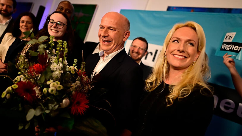 dpatopbilder - CDU-Spitzenkandidat Kai Wegner (M) steht auf der Bühne der CDU-Wahlparty. Foto: Fabian Sommer/dpa