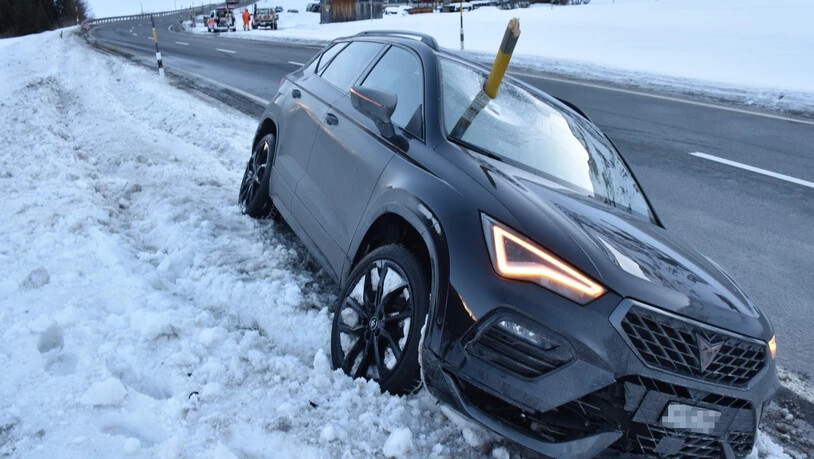 Herrschaft verloren: Eine 18-jährige Autofahrerin wollte bei Bivio mehrere Fahrzeuge überholen und kommt dabei von der Fahrbahn ab. Ein Schneepfosten rammt sich durch die Scheibe.