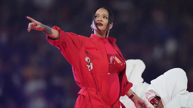 Rihanna tritt während der Halbzeitshow des Super Bowl auf. Foto: Ross D. Franklin/AP/dpa