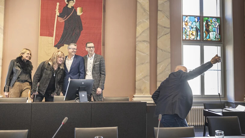 Selfietime: Barbara Kubli (von links), Leo Leoni, Benjamin Mühlemann und Markus Heer posieren im Glarner Landratssaal. Roland Wermelinger knipst das Andenken.