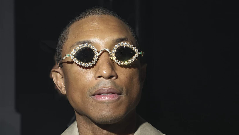 ARCHIV - Pharrell Williams, Musiker, kommt zur Präsentation der Off-White Ready To Wear Herbst/Winter 2022-2023 Modekollektion, die während der Fashion Week in Paris vorgestellt wird. Seine erste Kollektion werde im Juni bei der Fashion Week der Herren…