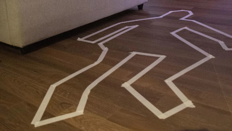 Ein Toter im Wohnzimmer: Das kann beim Krimidinner passieren.
