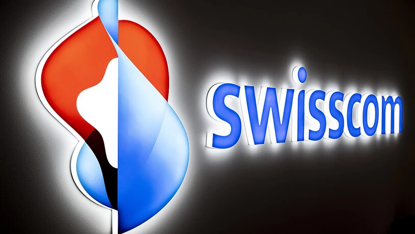 Die Swisscom hebt auch mit Blick auf die Inflation die Löhne für ihre Mitarbeitenden an. Insgesamt soll die Lohnsumme um 2,6 Prozent angehoben werden.(Archivbild)