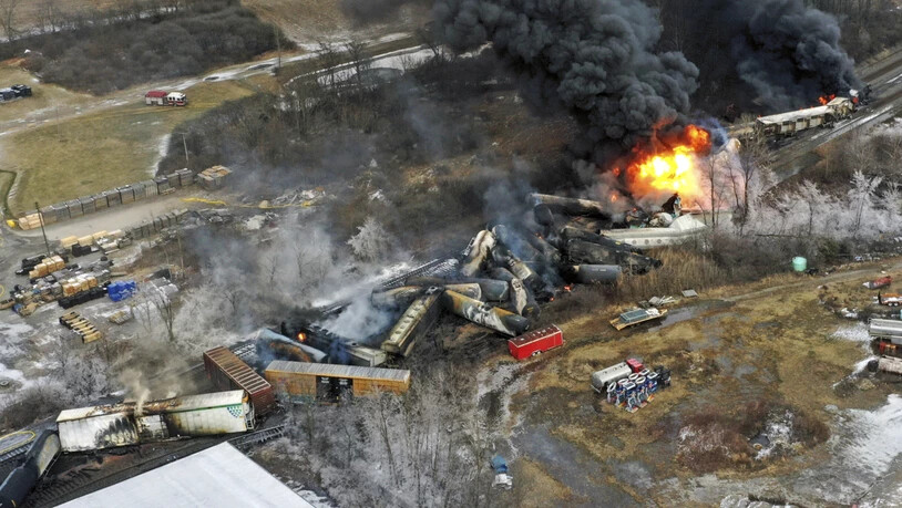 dpatopbilder - Nach der Entgleisung eines mit gefährlichen Chemikalien beladenen Güterzuges im US-Bundesstaat Ohio drohen mögliche Umweltschäden. Foto: Gene J. Puskar/AP/dpa