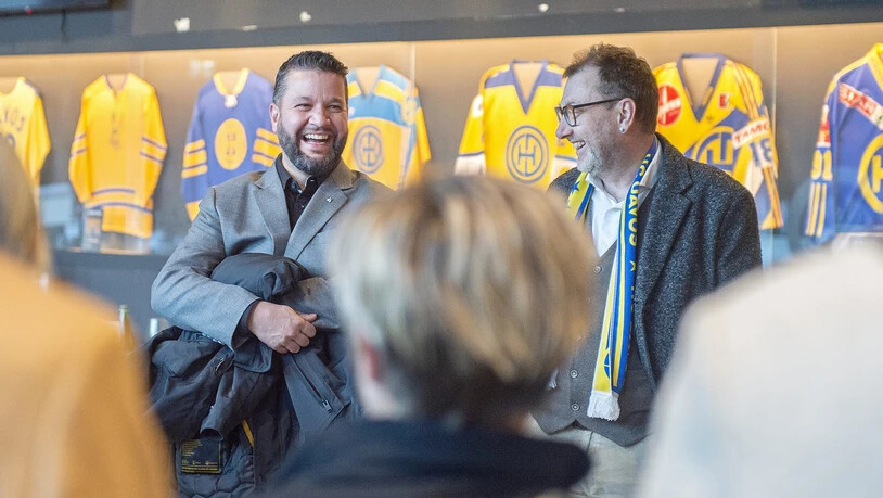 Der Bündner Grosse Rat besucht während der Februarsession 2023 das Eisstadion in Davos: Grossrat Roman Hug und Regierungsrat Peter Peyer (rechts) haben dabei viel zu lachen.