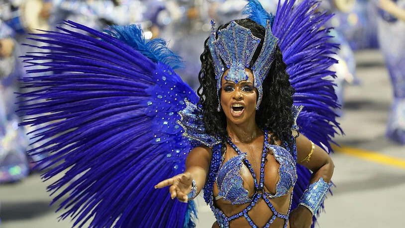 Eine Tänzerin der Sambaschule Academicos do Tatuape tritt während eines Karnevalsumzugs auf. Foto: Andre Penner/AP/dpa